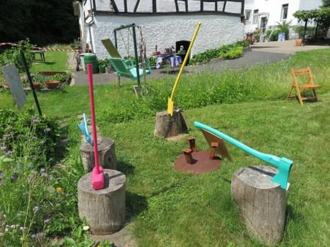 Selbst altes Gartenwerkzeug erweckt Tim Fammels künstlerisch zu neuem Leben. (Foto: Gemeinde Wachtberg/mm)