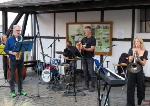 Kleine Dorfmusik mit u.a. der Band Rott Music. (Foto: Gemeinde Wachtberg/mm)