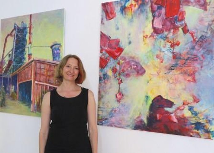 Atelier MOJA: Claudia Marx vor „Im Hochofen“ (li.) und „In der Tiefe“. (Foto: Gemeinde Wachtberg/mm)