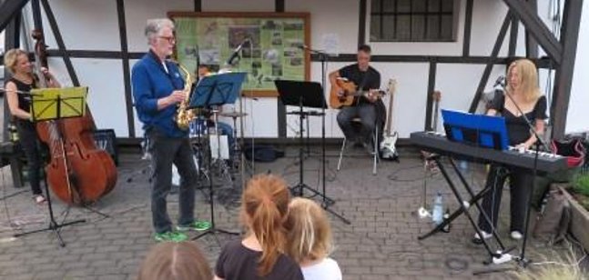 Kleine Dorfmusik auf dem Dorfplatz Villiprott… und viele kamen, um der Musik zu lauschen. (Foto: Gemeinde Wachtberg/mm)