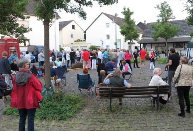 Kleine Dorfmusik auf dem Dorfplatz Villiprott… und viele kamen, um der Musik zu lauschen. (Foto: Gemeinde Wachtberg/mm)