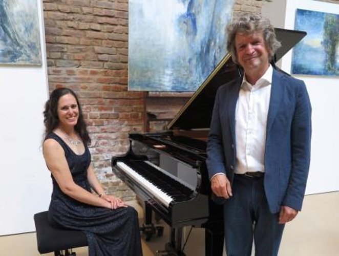 Konzert mit Gabriela Pullen am Klavier, begleitet von Michael Franke mit Gedichten und dessen Malerei. (Foto: Gemeinde Wachtberg/mm)