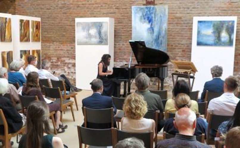 Konzert im Atelier Michael Franke mit Gabriela Pullen am Klavier. (Foto: Gemeinde Wachtberg/mm)