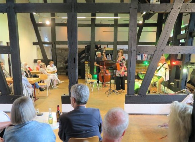 Viele Gäste waren zum „Chak“-Konzert in den Köllenhof gekommen. (Foto: Gemeinde Wachtberg/mm)