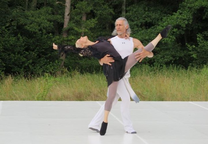 Tanzperformance von Lotta Svalberg und Pascal Sani auf der großen Open-Air-Bühne. (Foto: Gemeinde Wachtberg/mm)