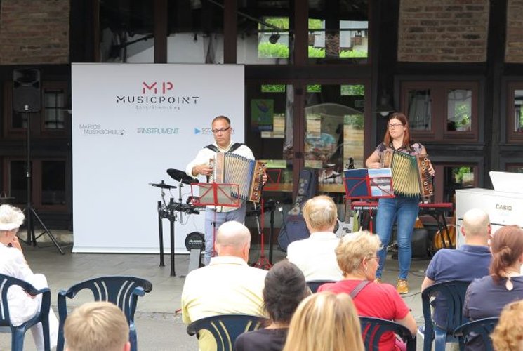 Marios Musikschule: Benefizkonzert… mit einem Duo-Harmonika-Auftritt. (Foto: Gemeinde Wachtberg/mm)
