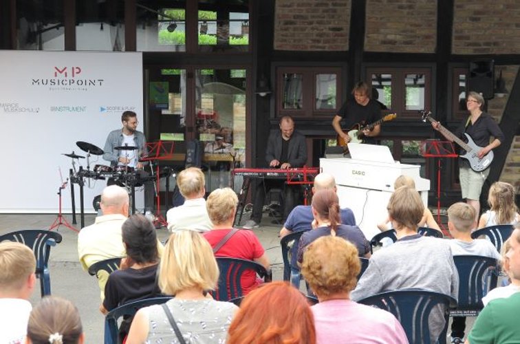 Marios Musikschule: Benefizkonzert… mit einem Auftritt der „Dozenten-Band“.  (Foto: Gemeinde Wachtberg/mm)