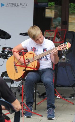 Marios Musikschule: Benefizkonzert… mit dem Soloauftritt eines Schülers an der Gitarre. (Foto: Gemeinde Wachtberg/mm)