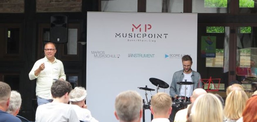 Marios Musikschule: Musikschulleiter Mario Müller moderierte das Programm. (Foto: Gemeinde Wachtberg/mm)