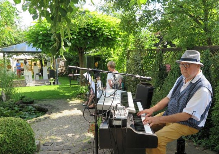 Musik von Erwin Ruckes am E-Piano. (Foto: Gemeinde Wachtberg/mm)