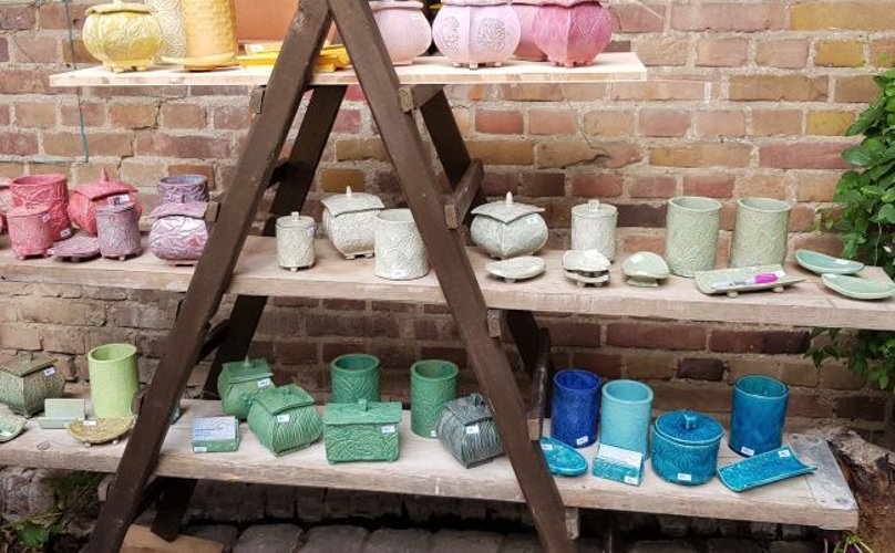 Keramikdosen in allen Farben und Formen von Ute Krueger. (Foto: Gemeinde Wachtberg/mf)