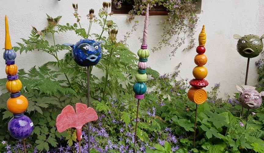 Lustige Stelen fürs Gartenbeet von Ute Krueger. (Foto: Gemeinde Wachtberg/mf)