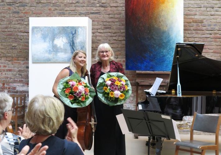 Zum Schluss gab’s Blumen für die Musikerinnen. (Foto: Gemeinde Wachtberg/mm)
