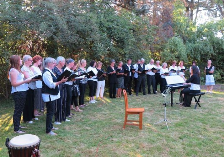 Chor Navicula - Konzert im Garten des Künstlers Michael Franke. (Foto: Gemeinde Wachtberg/mm)