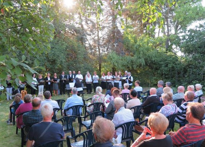 Chor Navicula - Konzert im Garten von Künstler Michael Franke. (Foto: Gemeinde Wachtberg/mm)