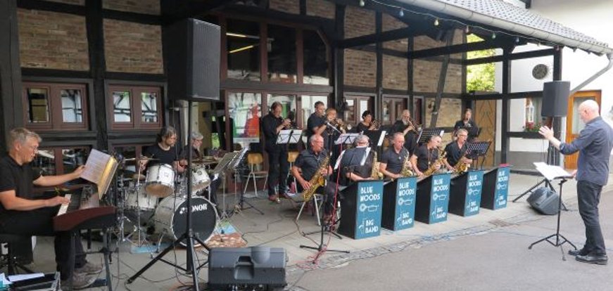 Die Blue Moods Big Band beim Sommerabendkonzert im Innenhof des Köllenhofs. (Foto: Gemeinde Wachtberg/mm)