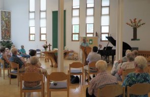 Udo Eschenbach stellte im Evangelischen Gemeindehaus in Niederbachem seinen neuen Gedichtband vor. (Foto: Gemeinde Wachtberg/mm)