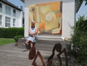 Hiltrud Westheide vor ihrem Bild „Golfleidenschaft“ (Acryl). (Foto: Gemeinde Wachtberg/mm)