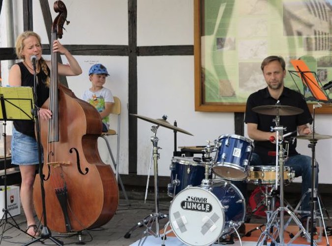 Die Band „Rott Musik“ mit (v.l.) Eva Haupt am Bass und Johannes Heidelberger am Schlagzeug. (Foto: Gemeinde Wachtberg/mm)