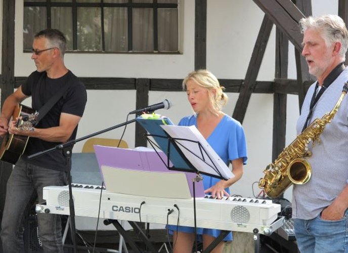 Die Band „Rott Musik“ mit (v.l.) Jens Fitzke an der Gitarre, Jill Henne am Klavier und Frank Benson am Saxophon. (Foto: Gemeinde Wachtberg/mm)