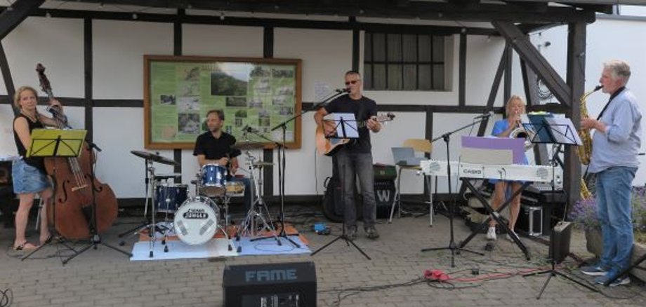 Musikalisches Picknick mit der Band „Rott Music“ auf dem Dorfplatz in Villiprott. (Foto: Gemeinde Wachtberg/mm)