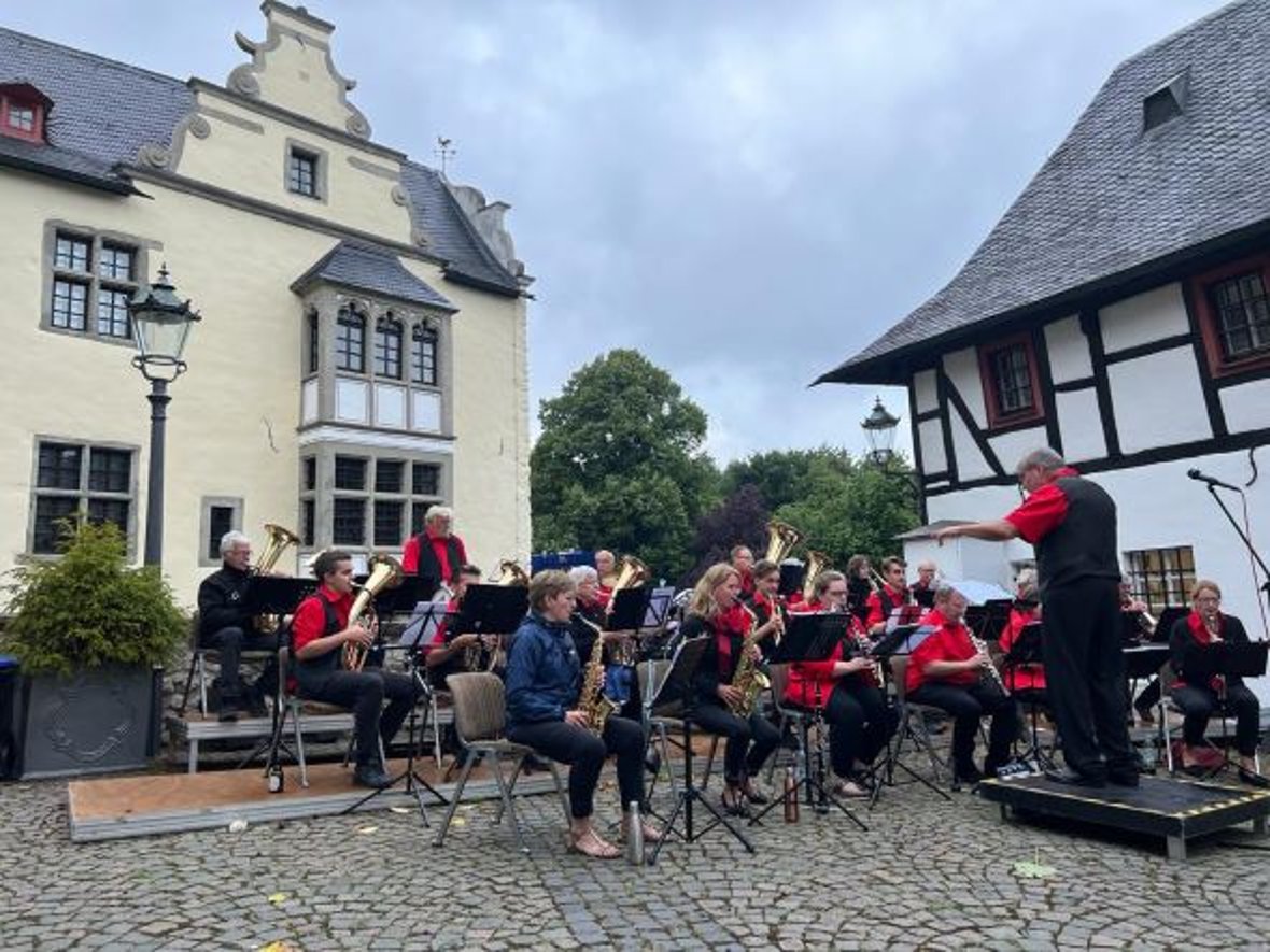 Feierabend mit Blasmusik der Berkumer Dorfmusikanten auf Burg Odenhausen. (Foto: Wolfgang Vieten)