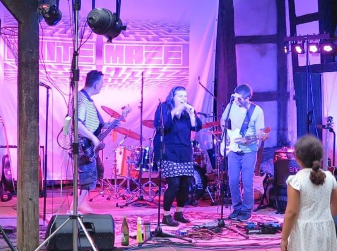Die Band „White Maze“ – mit Sängerin Katharina Brosch. (Foto: Gemeinde Wachtberg/mm)