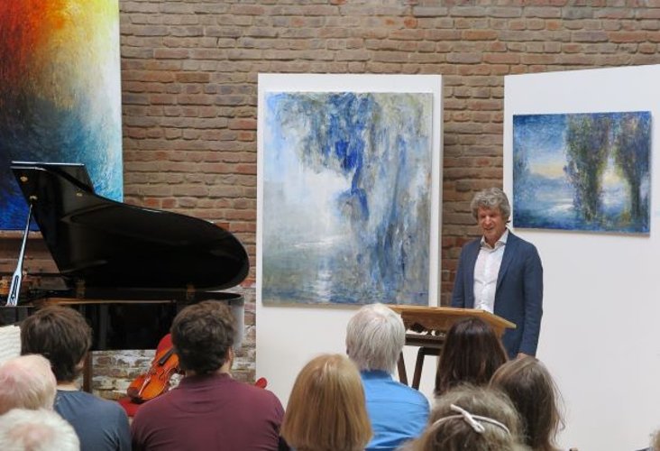 Michael Franke freute sich, dass das lange in seinen Atelierräumen geplante Konzert nun endlich stattfinden konnte. (Foto: Gemeinde Wachtberg/mm)