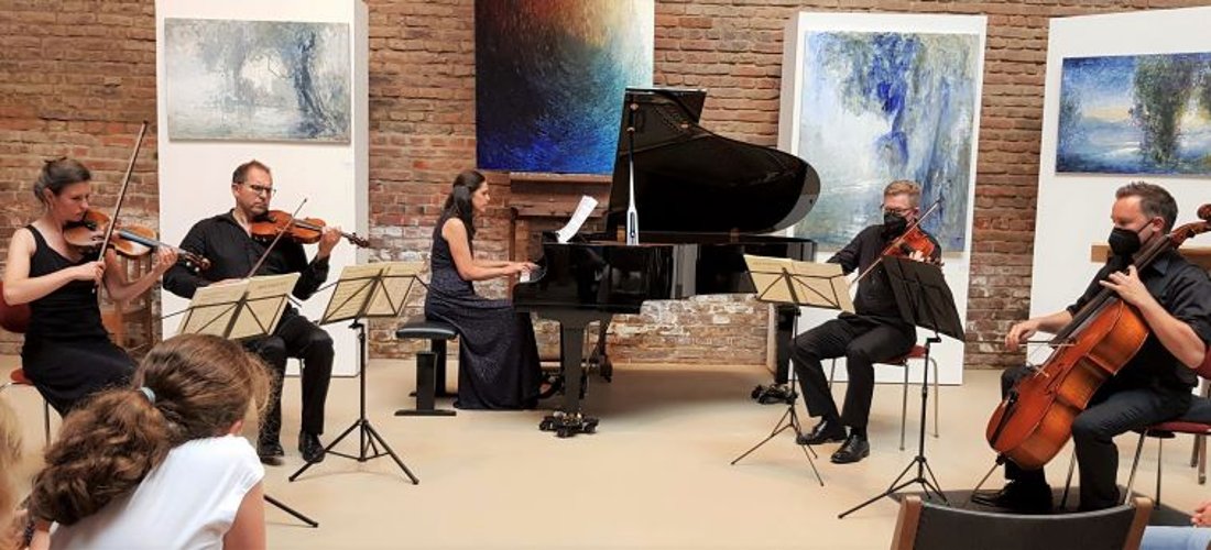 Das Antares Quartett mit (v.l.) Elisa und Robert Wittbrodt, Axel Steinkamp sowie Tobias Wollgarten begeisterte mit Gabriela Pullen am Klavier das Publikum. (Foto: Gemeinde Wachtberg/mf)