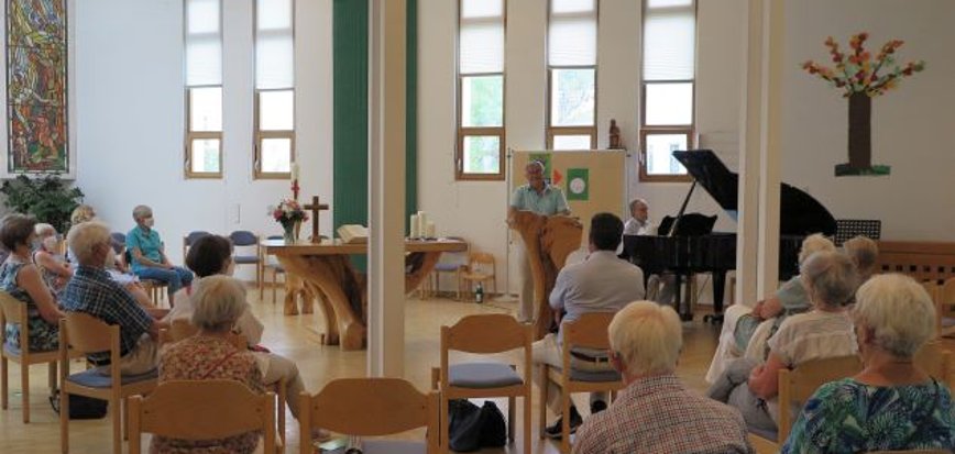 Udo Eschenbach stellte im Evangelischen Gemeindehaus in Niederbachem seinen neuen Gedichtband vor. (Foto: Gemeinde Wachtberg/mm)