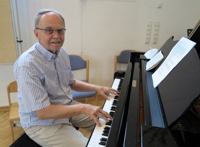 Dr. Walter Töpner begeisterte mit seiner musikalischen Begleitung am Klavier. (Foto: Gemeinde Wachtberg/mm)