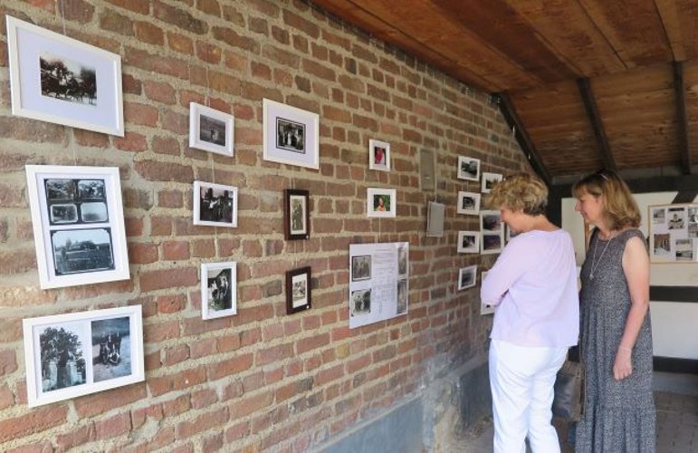 Katja Ackermann hatte zur Historie des Schmitzhofes recherchiert - zur Freude vieler interessierter Gäste. (Foto: Gemeinde Wachtberg/mm)