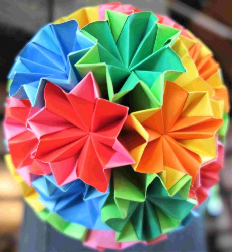Kugel – zusammengesetzt aus -zig Origami-Teilen. (Foto: Gemeinde Wachtberg/mm) 