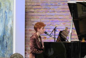 Die Wachtberger Sängerin Anny Ogrezeanu, The Voice of Germany 2022, eröffnete die 16. Wachtberger Kulturwochen. (Foto: Gemeinde Wachtberg/mm)