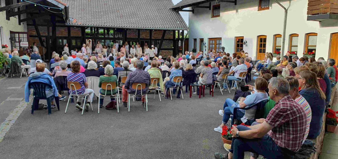 Volles Haus bzw. voller Hof beim Konzert der Baberellas im Köllenhof. (Foto: Gemeinde Wachtberg/mf)