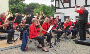 Berkumer Dorfmusikanten: Dirigent Werner Taller hatte die Musikerinnen und Musiker voll im Griff. (Foto: Gemeinde Wachtberg/mf)
