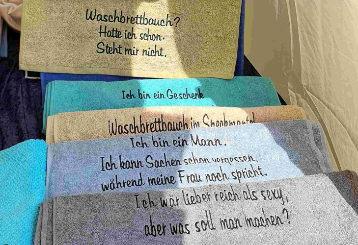 Mit lustigen Sprüchen bestickte Handtücher von Marion Berendt. (Foto: Gemeinde Wachtberg/mf)