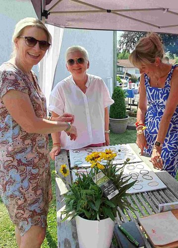 Hilde Fassbender (Mitte) begeisterte die Besucherinnen mit ihren zarten Armbändern. (Foto: Gemeinde Wachtberg/mf)