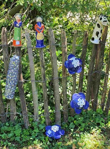 Gartencafé Sieburg: Die lustigen Zaunfiguren von Rita Heinrichs fühlten sich wohl in Sieburgs Garten. (Foto: Gemeinde Wachtberg/mf)
