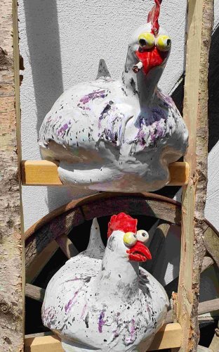Keramik-Hühner, mit Zigarette, auf der Leiter - von Ernst Doll. (Foto: Gemeinde Wachtberg/mf)