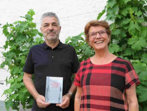 Wilfried Lülsdorf stellte sein neuestes Buch „PechVogel“ vor, Bernadette Conraths moderierte die Lesung. (Foto: Gemeinde Wachtberg/mm)