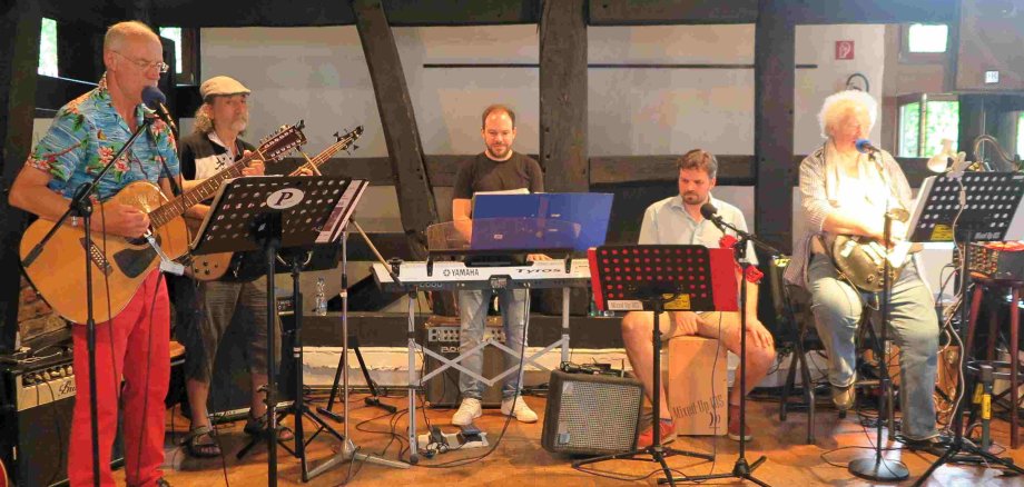Mixed Up 015: Bandleader Georg Krahe (re.) und seine Musiker versprühten mit ihren Songs pure Lebensfreude. (Foto: Gemeinde Wachtberg/mm)