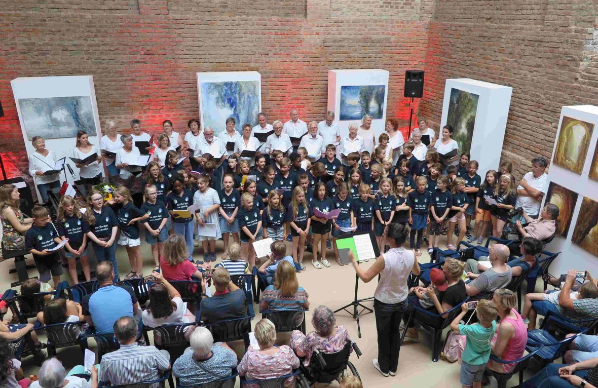 Die Chor-Kids vom Ländchen und der Gesangverein „Eintracht“ Adendorf erfüllten die Kathedral-Scheune mit Gesang. (Foto: Gemeinde Wachtberg/mm)