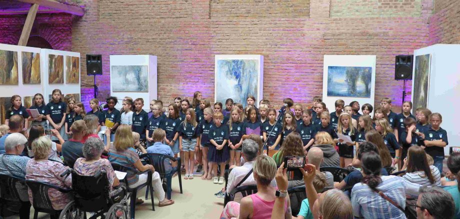 Die Chor-Kids vom Ländchen begeisterten mit ihren fröhlichen Liedern. (Foto: Gemeinde Wachtberg/mm)