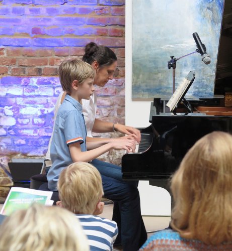 Pianistin Gabriela Pullen und Malte Heither gemeinsam am Flügel. (Foto: Gemeinde Wachtberg/mm)