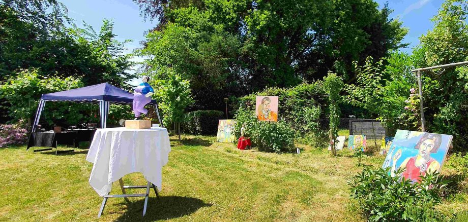 Rund & bunt: Der Garten von Regine Reinelt mit Nanas, Porträts und Schmuck. (Foto: Gemeinde Wachtberg/mf)