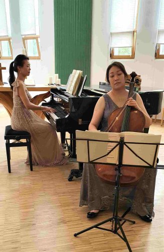 Hyewon Lee-Scholl am Violoncello und Minju Song am Klavier. (Foto: Gemeinde Wachtberg/mf)