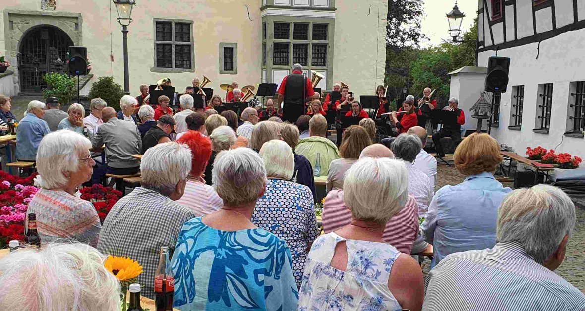 Berkumer Dorfmusikanten: Die Gäste verfolgten aufmerksam das Spiel der Berkumer Dorfmusikanten (Foto: Gemeinde Wachtberg/mf)