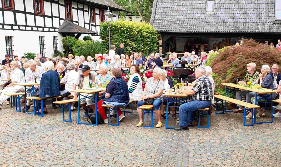 Berkumer Dorfmusikanten: „Volles Haus“ beim Feierabend mit Blasmusik auf Burg Odenhausen. (Gemeinde Wachtberg/mf)