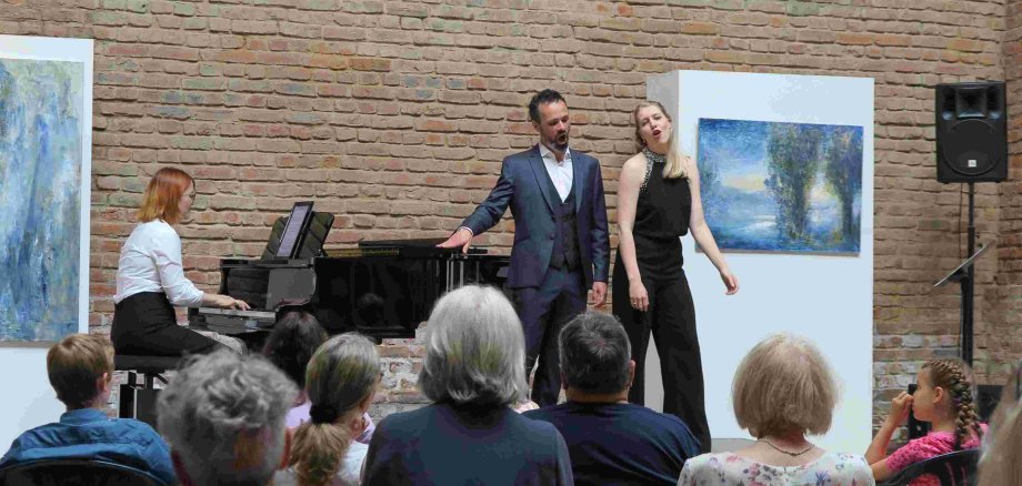 Schlagzeilen – mit Andrea Graff (Sopran) und Nico Heinrich (Tenor), am Klavier begleitet von Sophie Sczepanek. (Foto: Gemeinde Wachtberg/mm)